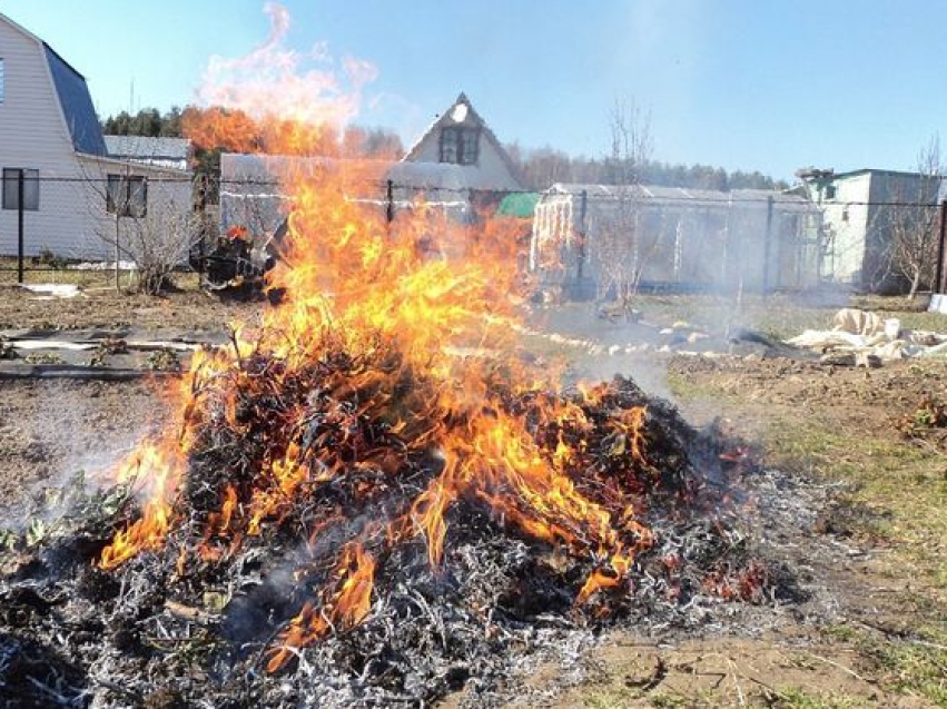 Огнеборцы с начала года выезжали более тысячи раз на пожар мусора, бытовых и строительные отходов
